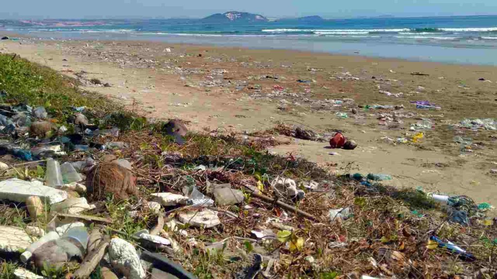 rifiuti spiaggia mare